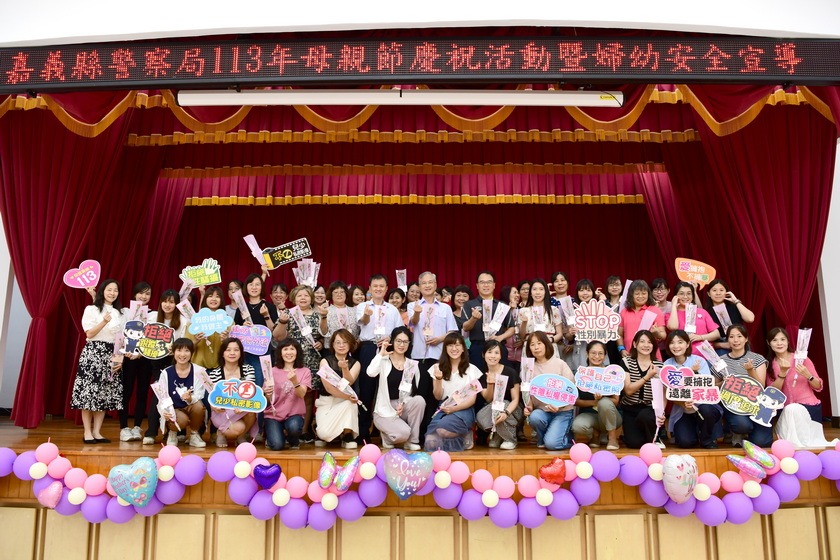 「窩馨」五月 嘉警致贈燕窩、康乃馨 祝福警察媽媽母親節快樂