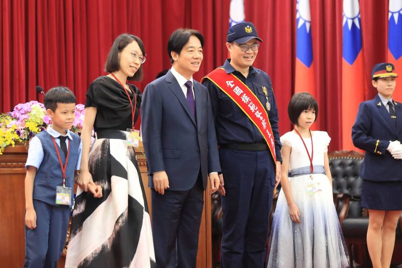 總統出席「113年警察節慶祝大會」期許與警界共同打擊黑金槍毒和詐騙  帶給人民更安心安全的生活