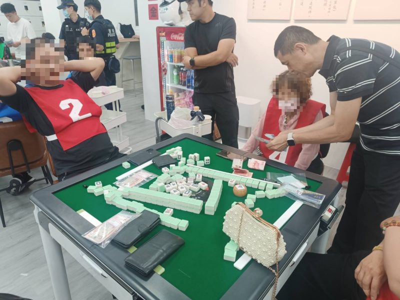 土城警查獲棋牌社藏職業賭場 賭客多到出動警備車!