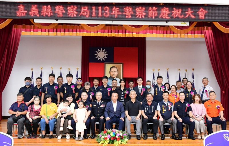 嘉義縣警察局舉行慶祝113年警察節活動 縣長翁章梁表揚績優人員