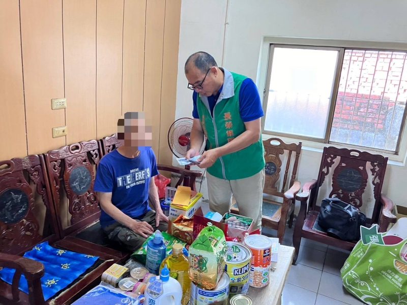 屋漏偏逢連夜雨 妻子身心障礙 丈夫車禍撞斷肋骨 暖警協助申請急難救助渡難關