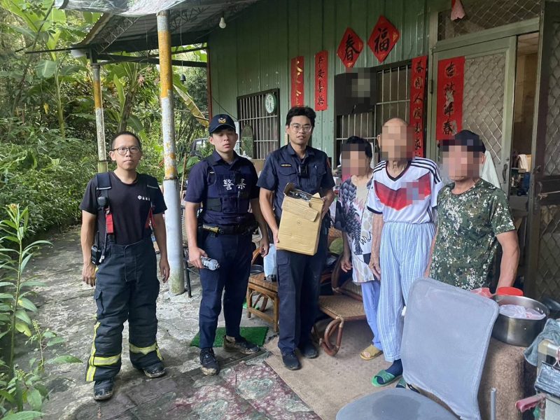 山區樹倒居民受困 太平警入山救出2男1女