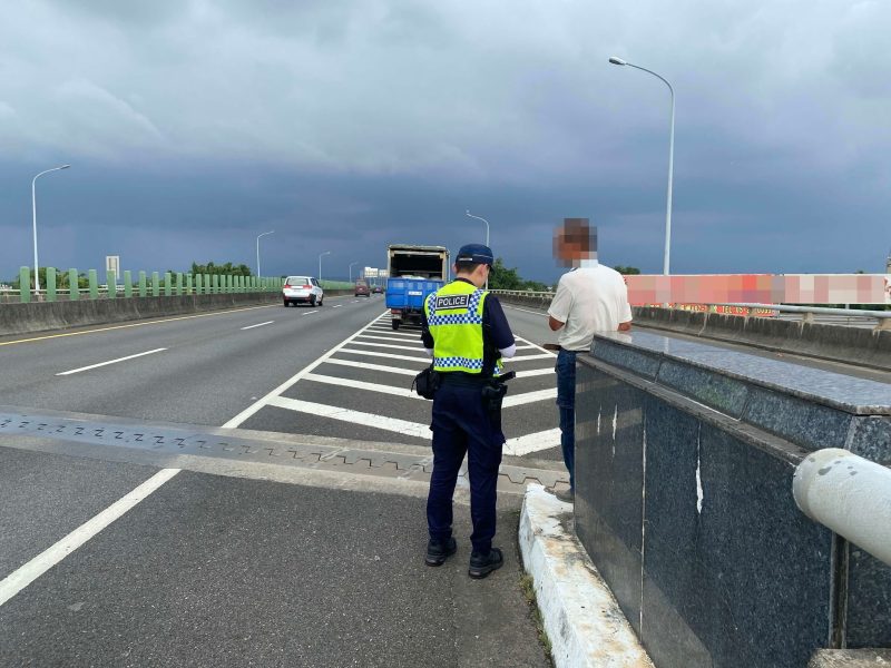 82快道汽車拋錨  水上警協助脫危