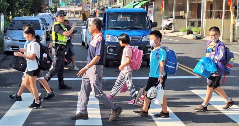 溫馨開學日 嘉縣警守護校園安全