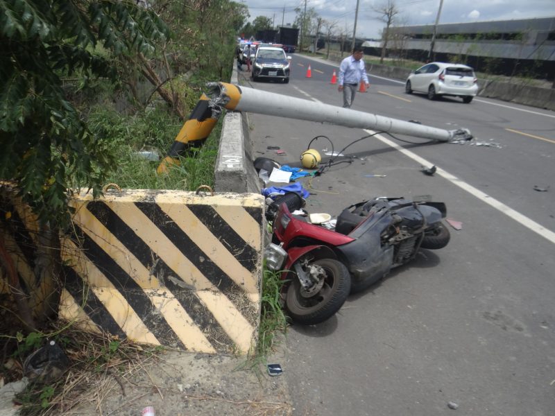 義竹貨車拉倒電桿  撞倒機車