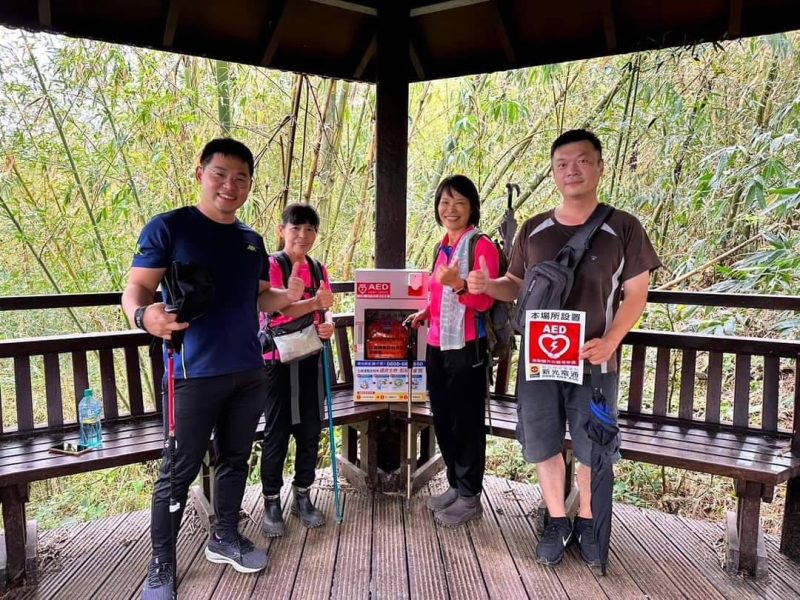 議員捐AED設大凍山，眾山友協助器材登山響應