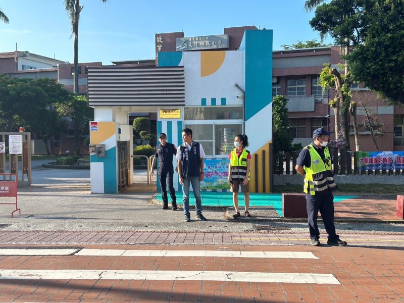 布袋警維護學童安全到校 迎接開學
