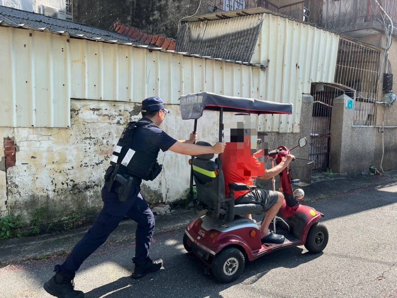 老翁電動代步車沒電『刁車』永康暖警徒步推車助返家