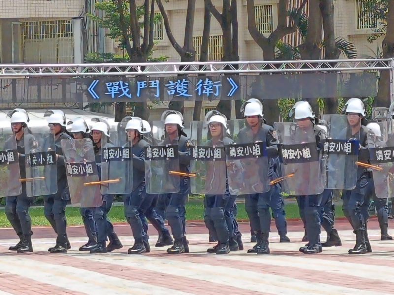 鄭部長校閱靖安小組成軍演練 首採科技鎮暴戰術 迅速彌平40位囚犯暴動