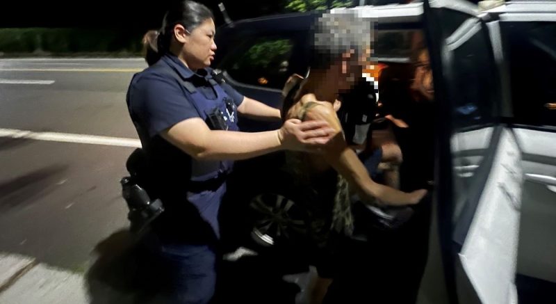 老翁凌晨運動跌坐路邊 公園警護送返家