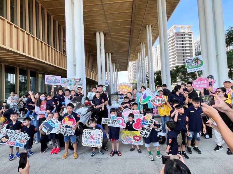 南市警結合南市圖105年館慶活動 舉辦小小警察體驗強力宣導反毒防詐知能