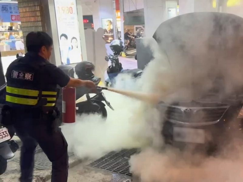 18歲的車頭燈太火熱 幸英雄巡邏經過即時滅火