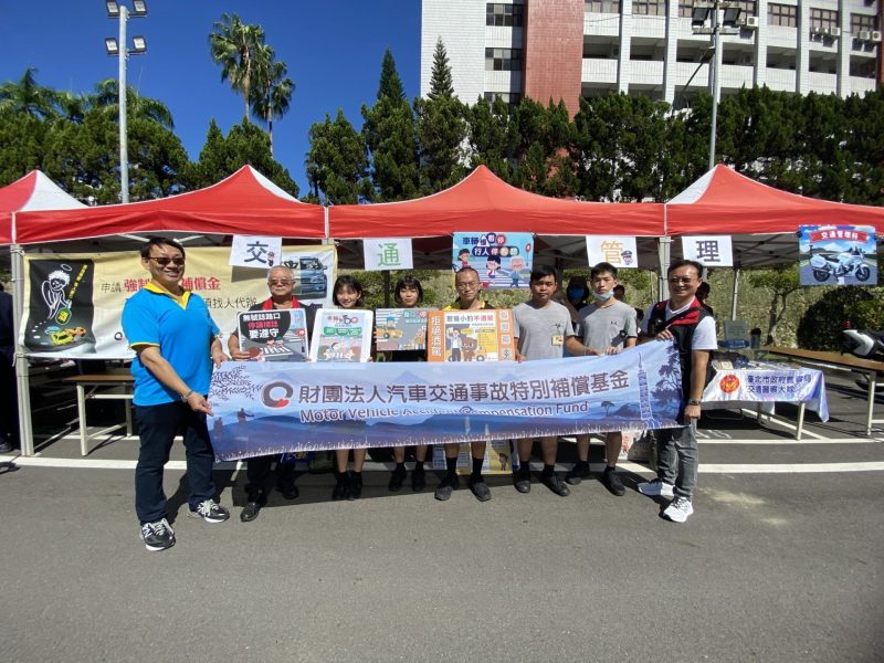 響應「113年交通安全年」，臺北市政府警察局交通警察大隊呼籲，汽機車駕駛人於轉彎或變換車道時，務必全程使用方向燈，並檢視前後左右有無其他車輛或行人，遇到行人穿越時也請禮讓行人優先通行，養成良好駕駛習慣，共同維護行車安全。

交通大隊也將持續在「北市好行 交大隨行」粉絲專頁加強宣導，希望大家在路口多一分留心，彼此的交通安全便能更加保障。
