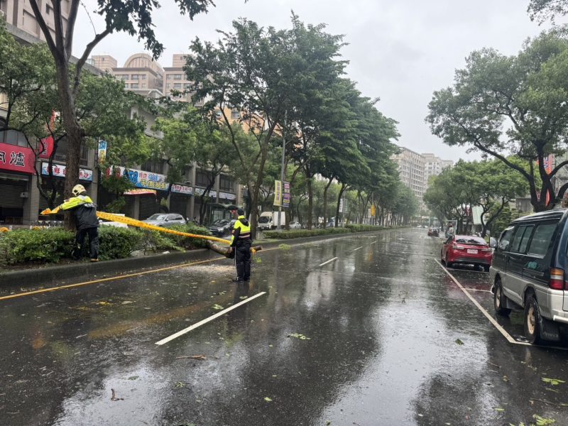 颱風後首日上班課　新北樹林警摸黑出勤