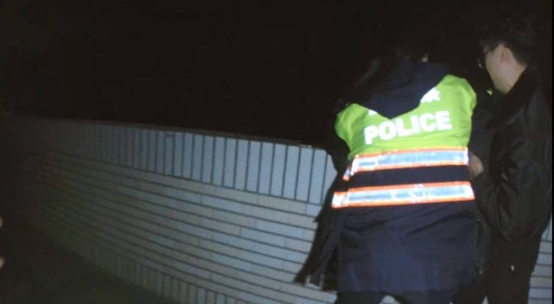 女子欲輕生命懸一線  永康警奮力狂奔伸出援手