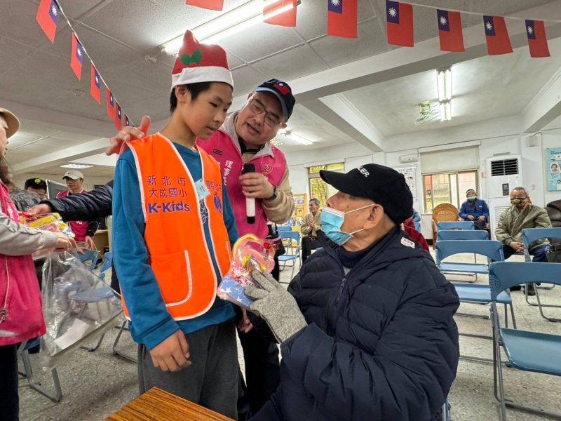 大成耶誕傳情榮家樂 服務學習送溫馨