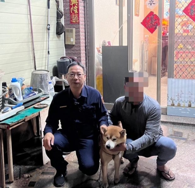 迷途柴犬 熱心暖警徒步協助返家