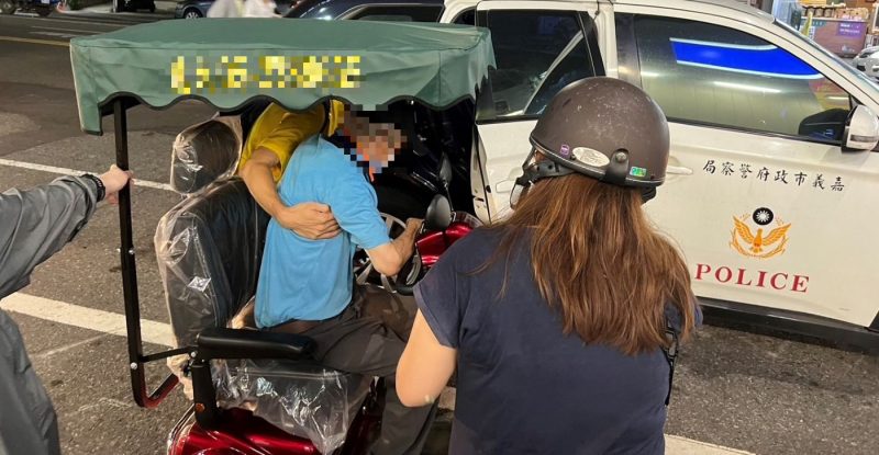 老翁無助在路邊 興安暖警護送返家