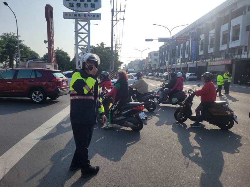 果菜市場採買年貨人潮滿滿 安南警拂曉顧交通、護治安