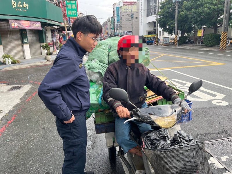 老翁騎車迷途妻急報案  警1小時內尋獲助返家