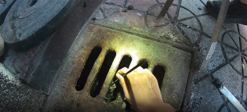 車鑰匙掉水溝求助無門   永康警合力掀溝蓋神救援