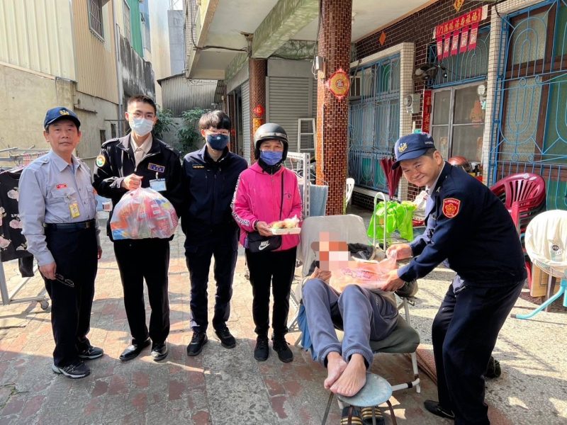 永康警人美心更美  年前送暖助獨居老人度好年