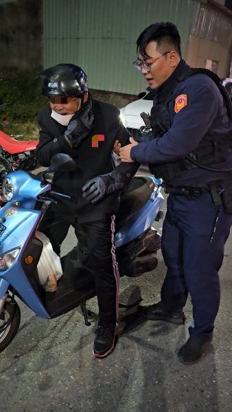 農曆年前 8旬老翁深夜外出迷路騎車自南區一路狂飆至永康警追7公里攔下協助返家