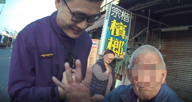 大年初一老翁走春迷航  永康警助平安返家團圓