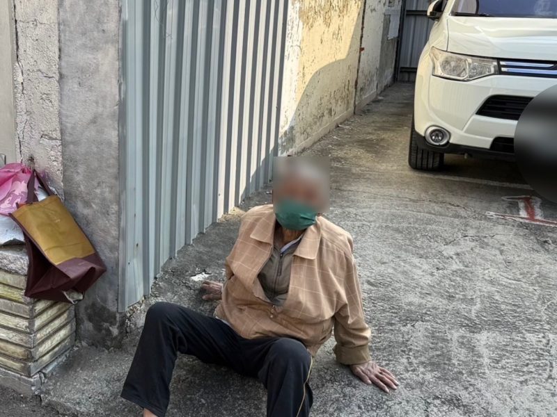 失智老翁除夕前走失 細心警尋獲失蹤人口 家屬喜喊可以安心過好年了