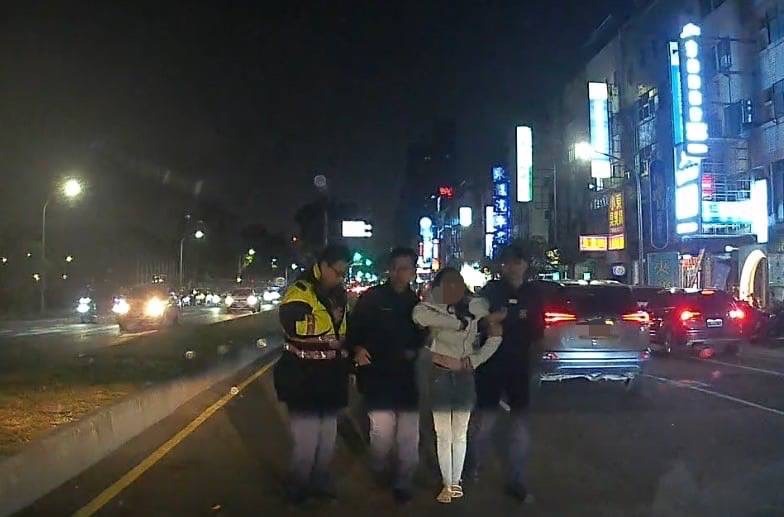 情傷女子悲躺快車道  永康警突破心房救一命