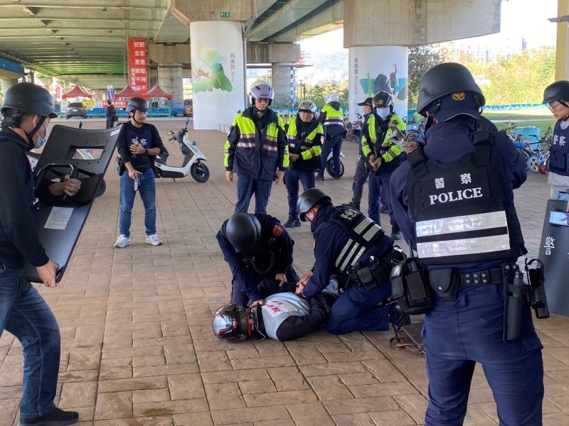 板橋警攜手農會逼真防搶演練提升應變力