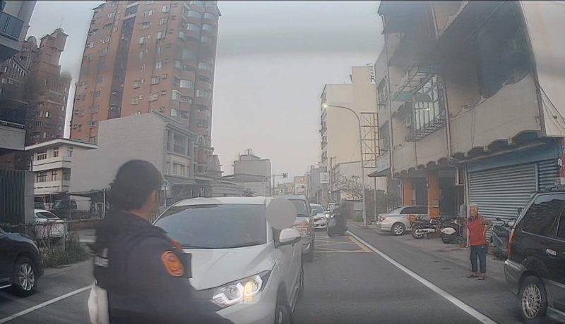 女童發燒抽搐家屬急求援  永康暖警火速開道助就醫