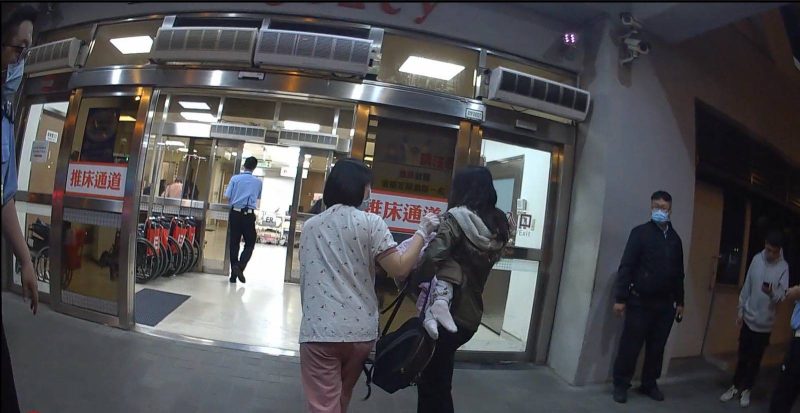 女童雙腿發紫父母急求助   永康警刻不容緩開道送醫