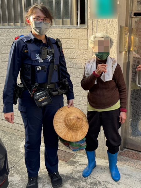 天氣悶熱八旬老婦中暑呆坐路邊 暖警伸援助返家