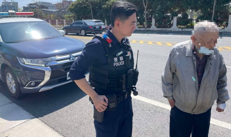 老翁精神不濟跌坐在地  長竹警暖心助返家