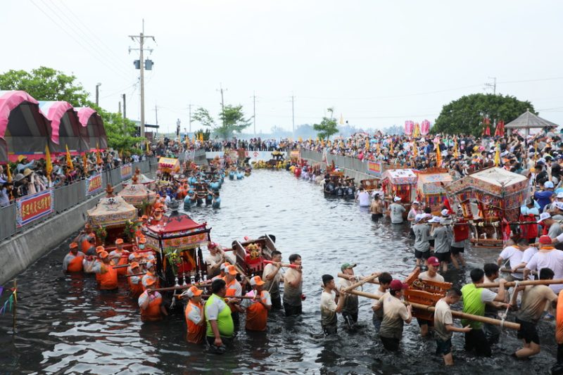 布袋新塭「衝水路、迎客王」熱鬧登場  上萬信眾擠爆王船碼頭