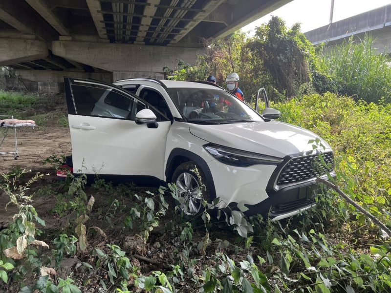 有人在橋下車裡趴著  永康警地毯式搜索 搶救男子寶貴性命