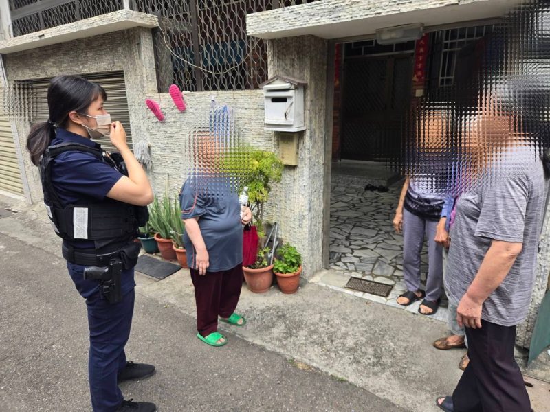 永康熱血青澀警 平安護送迷途婦人返家