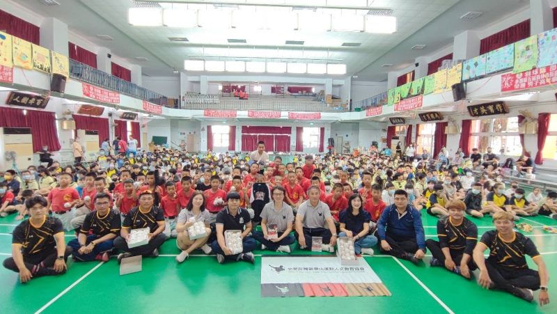 森林王子張泰山走進文昌國小 傳承棒球精神並贈球鼓勵學童