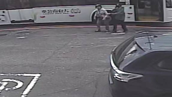 終點站不下車公車司機搭載迷途婦人  永康暖警主動護送平安返家