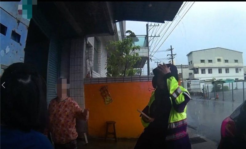 無助老婦遇大雨難返家  永康警溫情接送助團圓