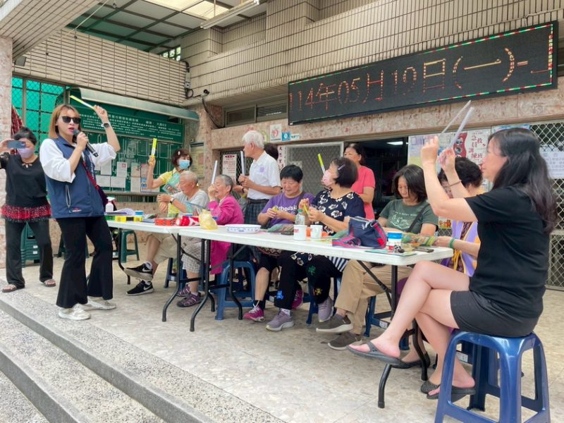 南警交通大隊與社會局聯手活力文康車巡演 歡唱中詮釋高齡者交安宣導新風貌