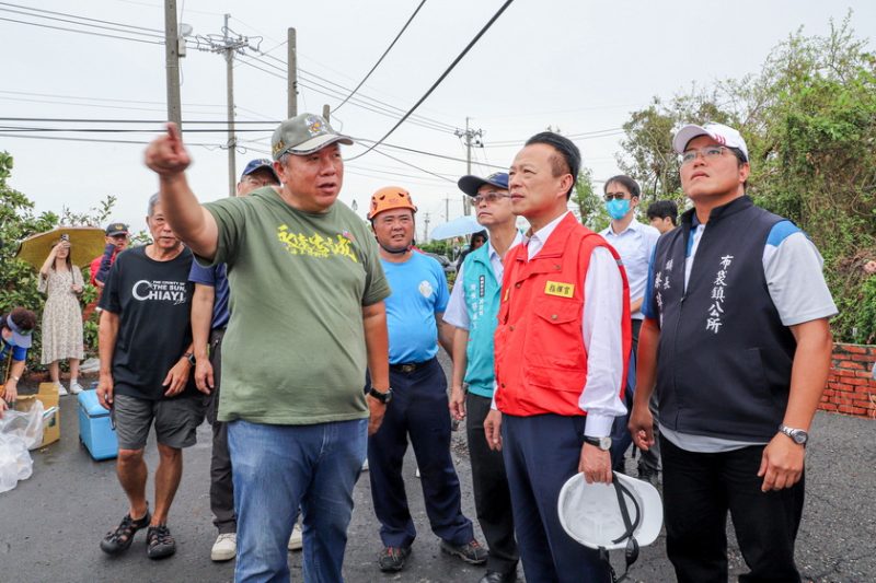 布袋186戶急需屋頂修繕  翁縣長感謝義消與民間團體協助加蓋帆布
