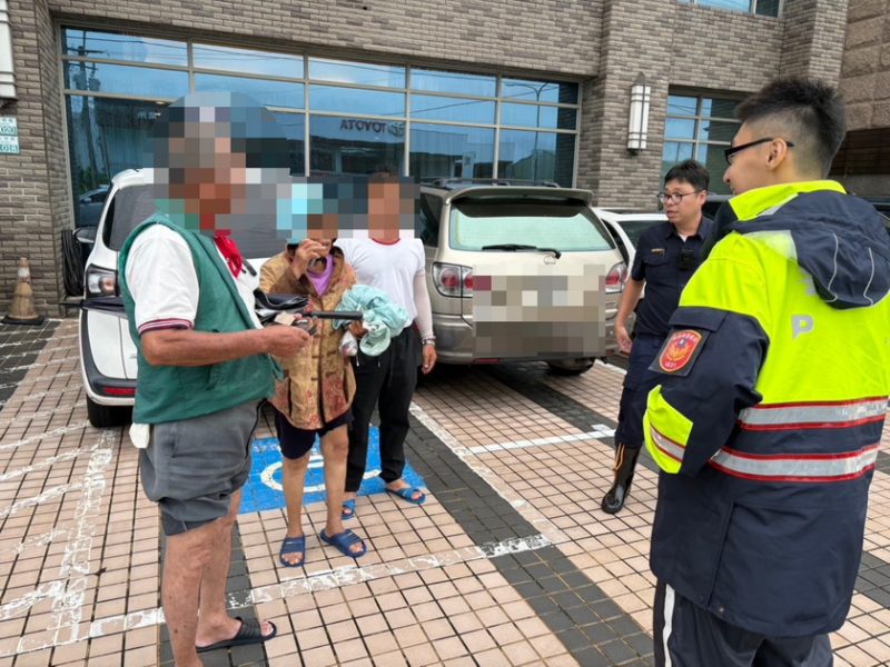 穿越積淹水搶分秒  朴子警協助長者脫困獲讚譽