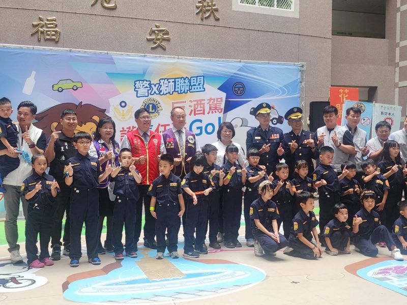 「模擬酒醉眼鏡」體驗式教材強化防酒駕意識！黃敏惠市長與「小萌警」共同宣導安全駕駛