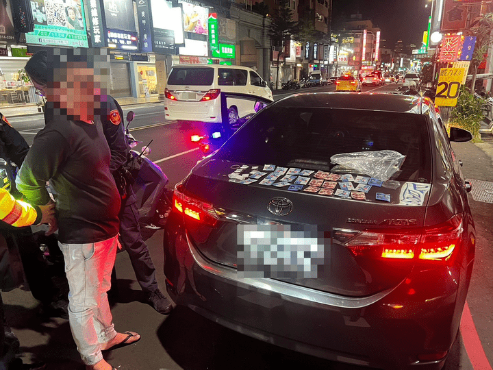 他違停紅線一句「我在回訊息」警一聞全懂！ 車內畫面超驚悚