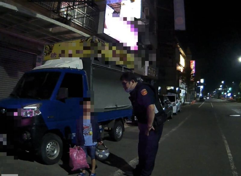 8歲小男孩深夜獨自在外遊走  永康警化身護童使者協助安全返家