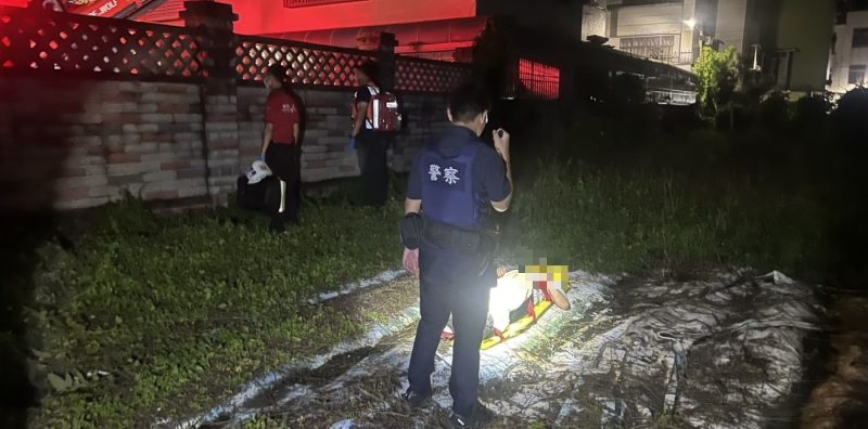 老翁迷途倒臥草地  公園警翻牆急救援