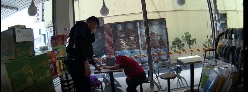 失智婦人超商遊蕩 店員機警報案  永康暖警助其返家團圓