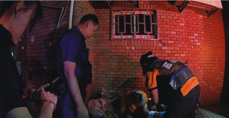 永康警趁隙奪刀  挽救女子性命